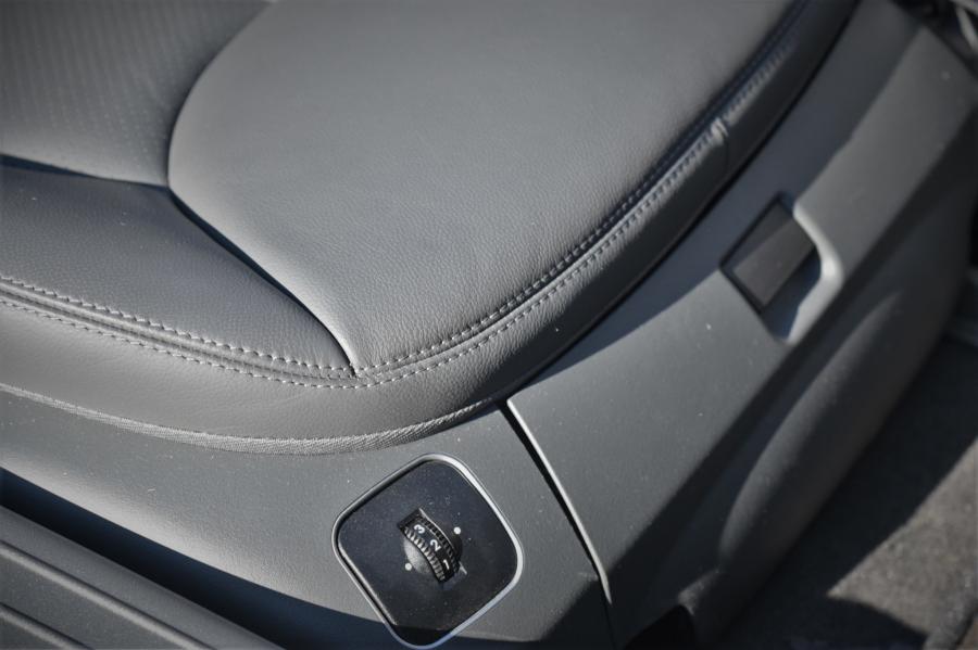 Детали интерьера Mercedes-Benz SL500 (R230) 2003 года  (фото 51 из 86)